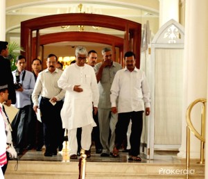 tripura-chief-minister-manik-sarkar-and-delhi-347743