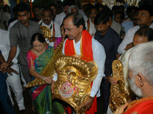 09-1475999537-kcr-crown-bhadrakali-temple-666